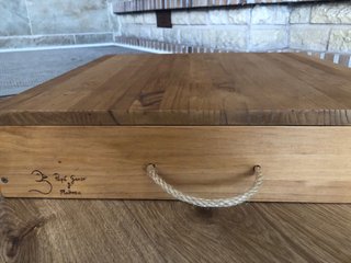 Mesa de luz de madera con control remoto