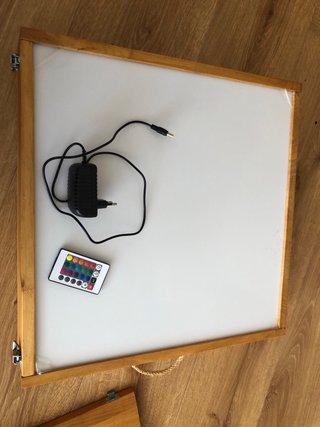 Mesa de luz de madera con control remoto