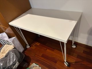 Mesa estudio IKEA con ruedas