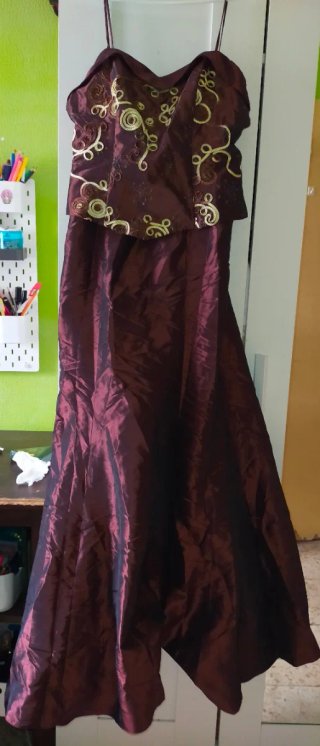 LOTE 2 Vestidos de graduación magenta y dorado.