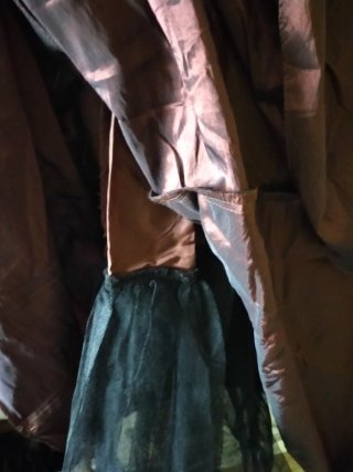 LOTE 2 Vestidos de graduación magenta y dorado.