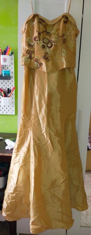LOTE 2 Vestidos de graduación magenta y dorado.