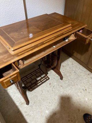 Máquina de coser Alfa con mueble