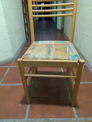 Sillas de madera con asiento estampado