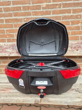 Baúl moto Givi V47 Carbon sistema Monokey