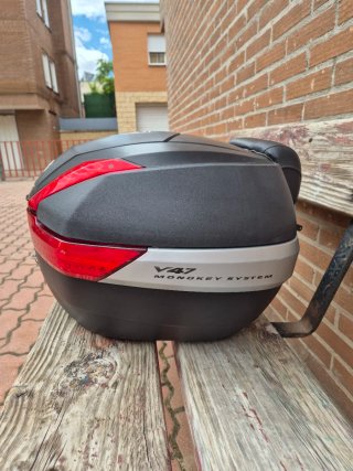 Baúl moto Givi V47 Carbon sistema Monokey