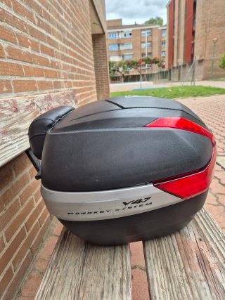 Baúl moto Givi V47 Carbon sistema Monokey