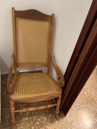 Mecedora de madera y ratán