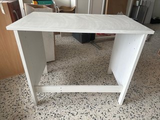 Escritorio blanco mate de madera. Se aceptan ofert