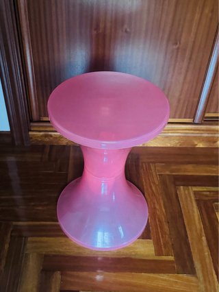Taburete rosa de plástico