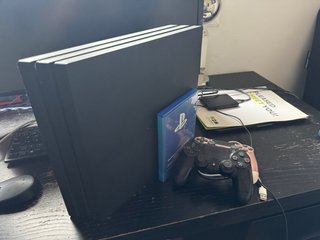 Consola PS4 Pro + 2 Mandos + BD G0ld H3n