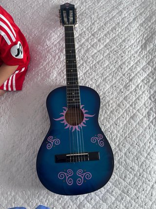 Guitarra infantil azul con diseño