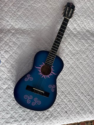 Guitarra infantil azul con diseño
