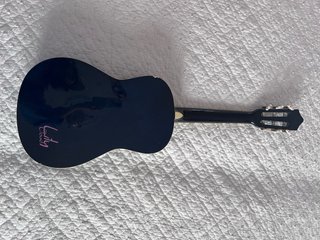 Guitarra infantil azul con diseño