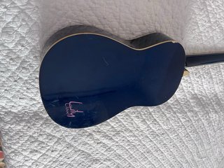 Guitarra infantil azul con diseño