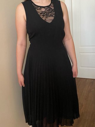 Vestido negro con encaje y vuelo T46