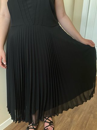 Vestido negro con encaje y vuelo T46