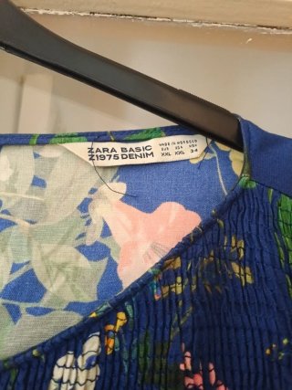 Vestido Zara floral azul talla L