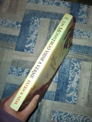 Libro Un monstruo viene a verme