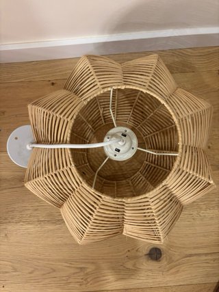 Lampada da soffitto in rattan e legno