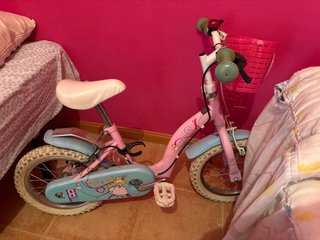 Bicicleta infantil rosa con cesta