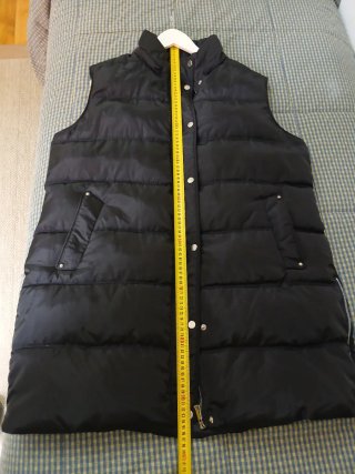 Chaleco acolchado negro con capucha
