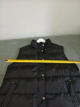 Chaleco acolchado negro con capucha
