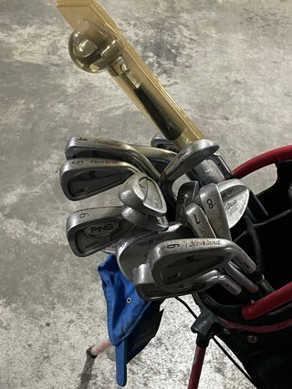 Carrito de golf negro y rosa