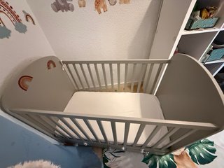 Cuna infantil gris con cajones