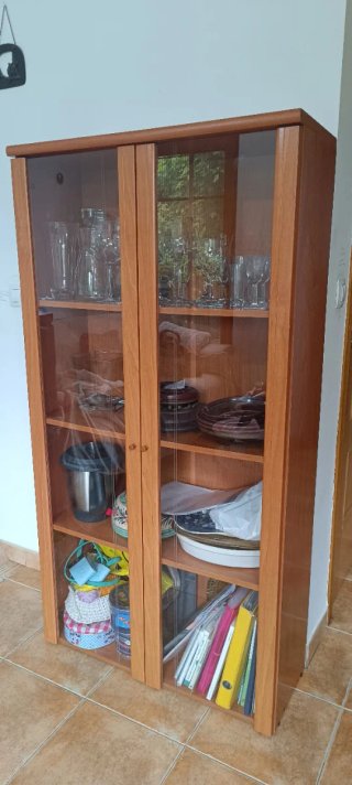 Vitrina de madera y cristal