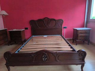 Cama antigua de madera y mármol