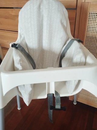 Trona Ikea con bandeja y cojín