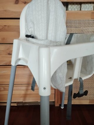 Trona Ikea con bandeja y cojín