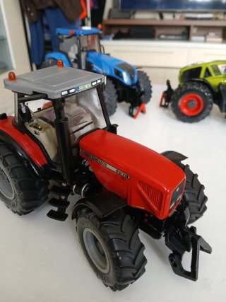 SIKU Massey Ferguson 8270
