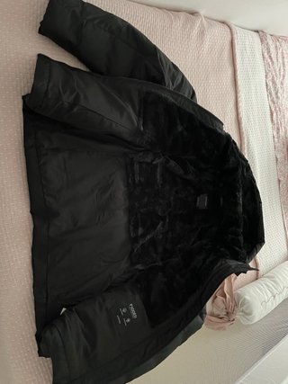 Abrigo negro acolchado con capucha