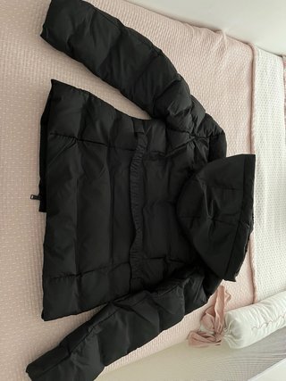 Abrigo negro acolchado con capucha
