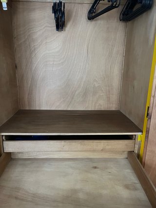 Armario de madera pintado amarillo