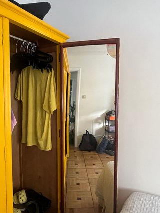 Armario de madera pintado amarillo