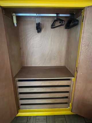 Armario de madera pintado amarillo