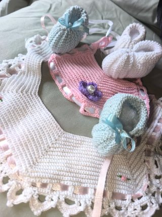 Ropita artesanal para bebé: patucos y baberos