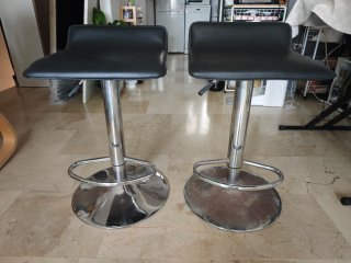 2 Taburetes elevables cuero y metal
