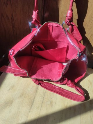 Bolso de cuero rojo