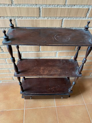 Estantería pequeña de madera con cajón
