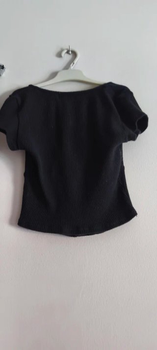 Camiseta  cropped  blanco y negro T.S.Zara.