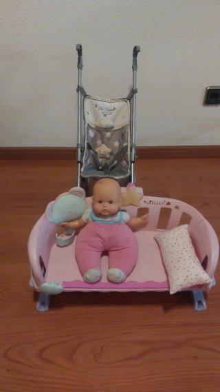 Muñeca, carricoche y cuna