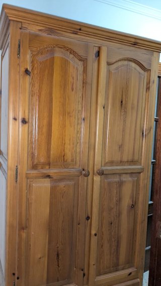 Dormitorio: armario, cabecero escritorio, estante