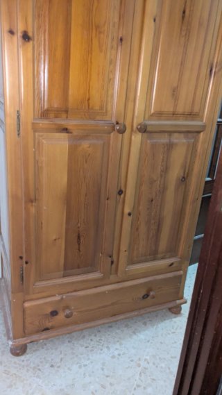 Dormitorio: armario, cabecero escritorio, estante
