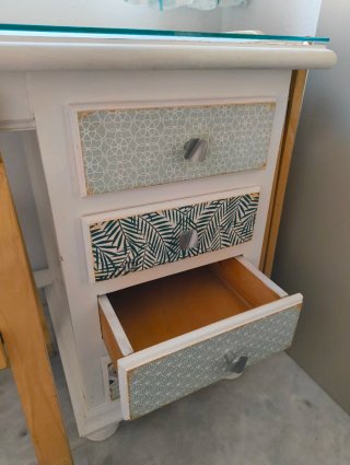 Escritorio blanco con cajonera