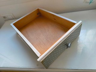 Escritorio blanco con cajonera
