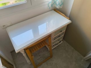 Escritorio blanco con cajonera